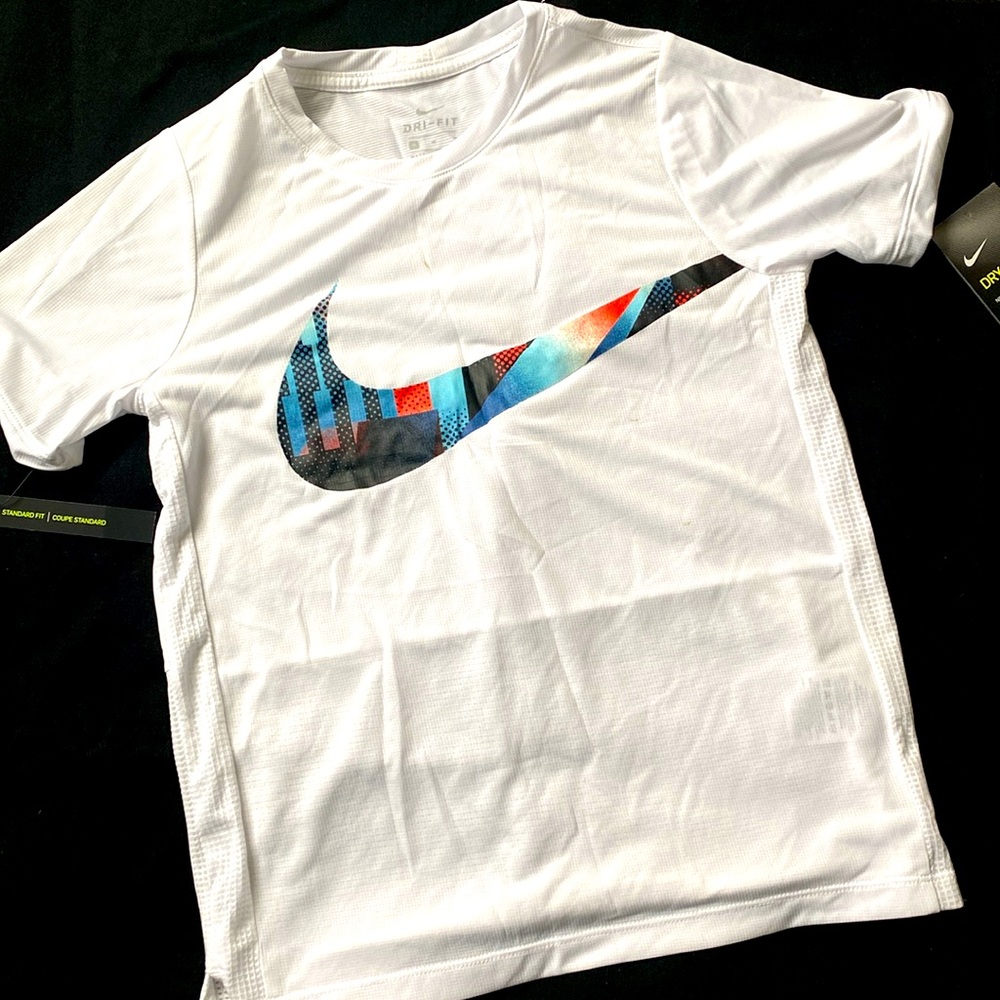 🔹NWT Nike white tee with multicolored swoosh logo boys Sz M